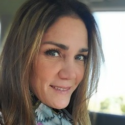 Venezolana, con 25 años de experiencia (aprox) graduada en Educación