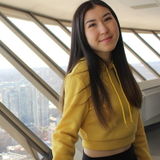A female copywriter who specializes in talking to 1st-time brand ambassadors and influencers online.