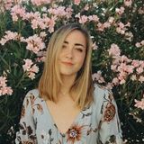 Hi my name is Katy and Im a photographer in Houston! I take photos for graduation, engagements, families, and more