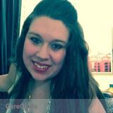 Femme souriante dynamique prte vous aider!