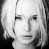 Hi1 I'm Gabryela, a fashion and portrait photographer