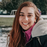 Hi, I'm Maria Julia. I've been a portrait, wedding and family photographer for 3 years now.