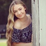 Hi! My name is Rheannon...just looking for some easy weekend dog sitting to make side money for college!