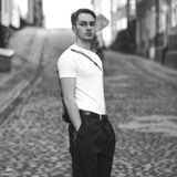 Portrait Photographer from Sweden. Aesthetically minded. High Fashion knowledge. Studied body language and Facial expressions